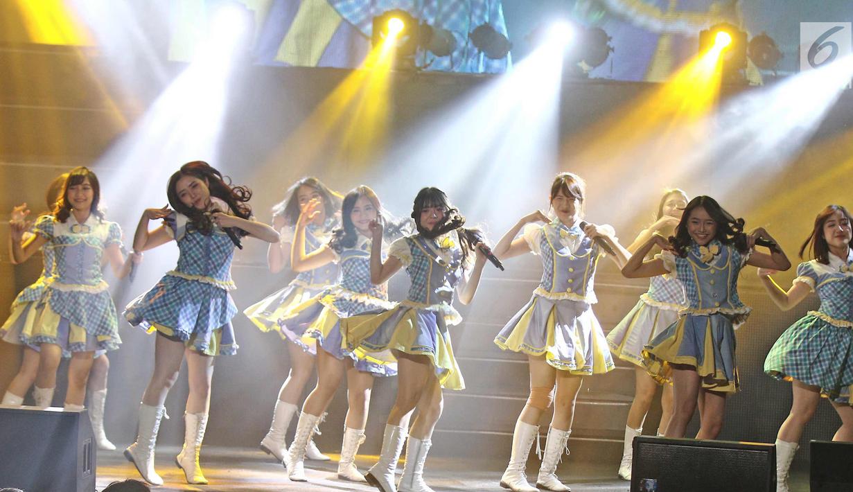 Aksi panggung member JKT 48 saat menghibur penonton dalam acara 'JKT48 Request Hour Setlist Best 30 2017', Jakarta, Sabtu (4/11). Para fans memilih 30 lagu dari antara seluruh lagu yang ada dengan cara voting. (Liputan6.com/Herman Zakharia)