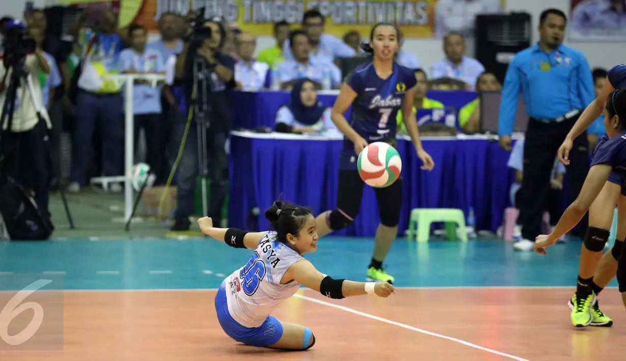 Pevoli Jawa Barat, Wahida Muntaza A berusaha mengembalikan bola pada laga final PON XIX melawan Jawa Timur di Gelora Sabilulungan Si Jalak Harupat, Kab Bandung, Rabu (28/9). Jawa Barat unggul tiga set 25-16, 25-17, 25-21. (Liputan6.com/Helmi Fithriansyah)