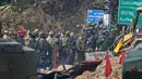 Tentara India memeriksa lokasi baku tembak di Nagrota, Jammu-Srinagar, Kashmir yang dikuasai India, 28 Desember 2022. Polisi mengatakan empat tersangka militan tewas dan pihak berwenang menemukan sedikitnya delapan senapan otomatis dan beberapa amunisi dari truk tersebut.  (AP Photo/Channi Anand)