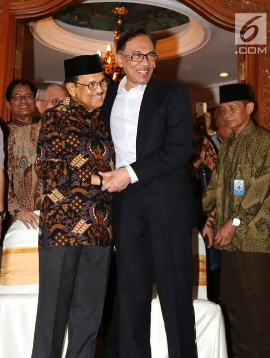 Presiden ke-3 RI Bacharuddin Jusuf Habibie berpelukan dengan mantan Wakil PM Malaysia Anwar Ibrahim di kediamannya di Jalan Patra Kuningan XIII, Jakarta Selatan, Minggu (20/5). (Liputan6.com/Angga Yuniar)