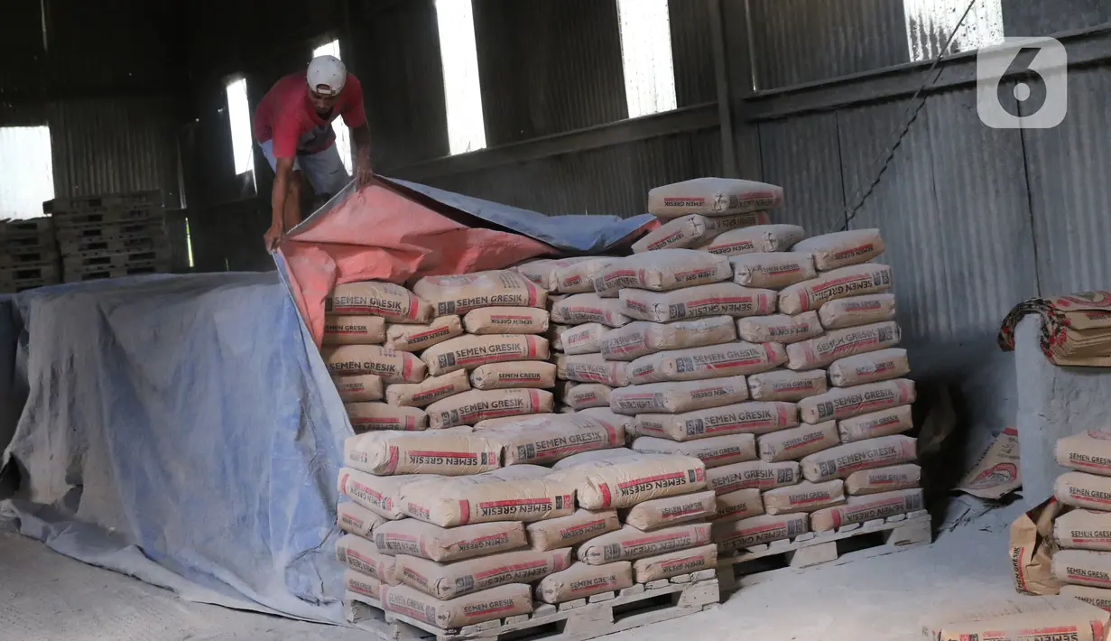 Pekerja tengah menata semen untuk dikirim di gudang penyimpanan semen di Jakarta, Selasa (1/12/2020). Perusahaan semen merasakan tekanan dampak pandemi Covid-19. Sejak awal tahun hingga Oktober 2020, pasar semen domestik mengalami kontraksi -9,7%. (Liputan6.com/Angga Yuniar)