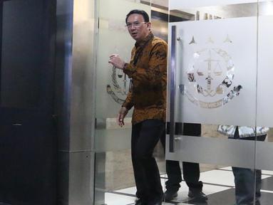 Mantan Komisaris Utama PT Pertamina (Persero), Basuki Tjahaja Purnama alias Ahok bersiap meninggalkan gedung Kejaksaan Agung Republik Indonesia, Jakarta, Kamis (13/3/2025). (merdeka.com/Arie Basuki)