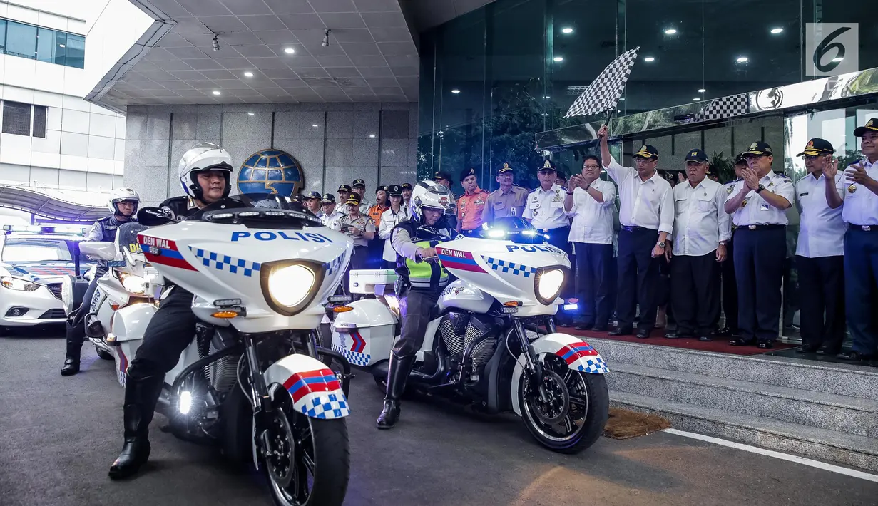 Menteri Perhubungan Budi Karya Sumadi melepas tim Posko Angkutan Lebaran terpadu 2017 di Kementerian Perhubungan, Jakarta, Kamis (15/6). (Liputan6.com/Johan Tallo)