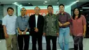 Ketua Umum DPP Partai Persatuan Pembangunan (PPP) Romahurmuziy berpose bersama redaksi Liputan6.com usai melakukan wawancara khusus, Jakarta, Kamis (12/2/2015). (Liputan6.com/Faisal R Syam)