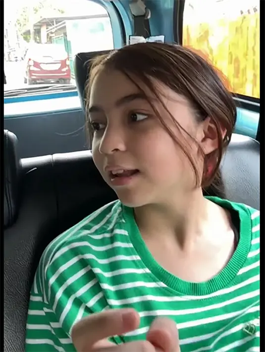 Jawaban Sienna tersebut mendapat banyak pujian dari warganet. Diusianya 10 tahun, netizen menyebut Sienna sangat bijak. Bahkan, membuat terharu.  "masyaallah anak sholihah.. bijak bgt ya seumuran sienna jawabannya bs ngademin. terharuu,..." tulis dilinaquchi. "Masya Allah Nenna bijak banget," tulis hisniawaliah. [Instagram/marshanda99]