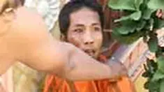 Seorang pemulung tertangkap warga mencuri HP di sebuah rumah Kompleks Hayam Wuruk, Kota Probolinggo. Pelaku menjadi bulan-bulanan warga. 