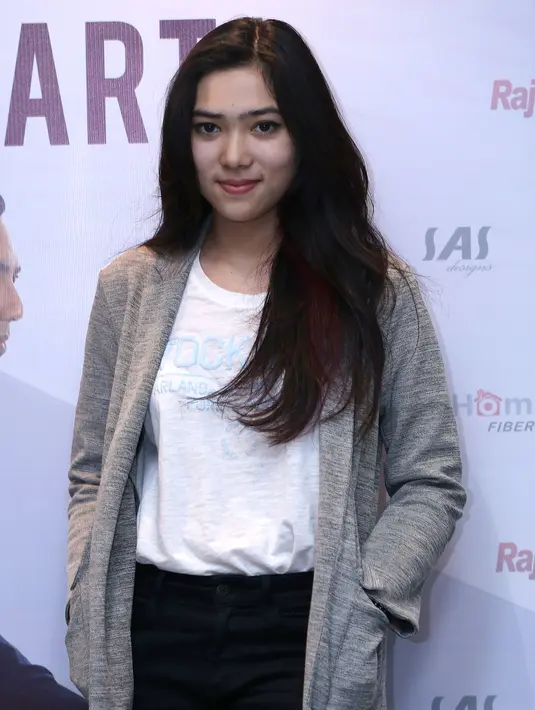 Selain Isyana Sarasvati, deretan selebriti Indonesia seperti Ben Kasyafani, Indy Barends, dan Tompi turut menghadiri konser Rio Febrian. (Galih W. Satria/Bintang.com)