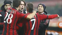 Gol cepat Jeremy Menez membuat AC Milan unggul 1-0 atas Napoli pada babak pertama yang berlangsung di Stadion San Siro.