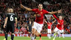 Penyerang Manchester United, Zlatan Ibrahimovic melakukan selebrasi usai mencetak gol kegawang Zorya Luhansk pada laga Liga Eropa di Manchester, Inggris, (29/9). Ibrahimovic mencetak satu-satunya gol pada pertandingan ini. (Reuters/Darren Staples)