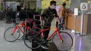 Petugas memindahkan sepeda jenis Road Bike ke dalam Gedung KPK, Jakarta, Jumat (19/3/2021). KPK menerima 13 unit sepeda dari pihak yang mewakili tersangka suap perizinan pengelolaan komoditas perairan tahun 2020, Syafri, Staf Khusus mantan Menteri KKP, Edhy Prabowo. (Liputan6.com/Helmi Fithriansyah)