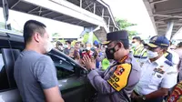 Kapolri Jenderal Listyo Sigit Prabowo memantau arus mudik di Tol Jakarta-Merak hingga memantau kondisi di Pelabuhan Merak yang sempat padat, Sabtu (30/4/2022) sore. (Ist)