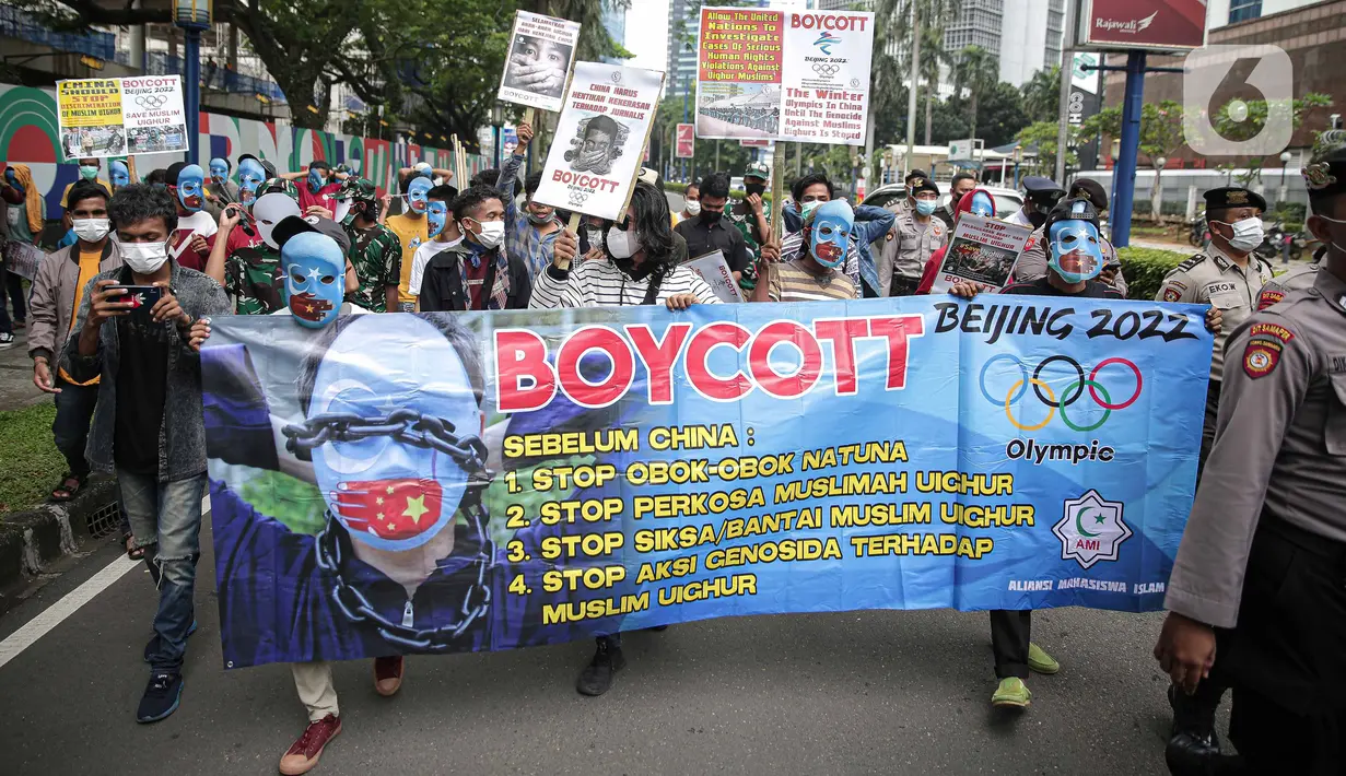 Massa Aliansi Mahasiswa Islam (AMI) longmarch saat menggelar aksi di depan Kedutaan Besar China, Jakarta, Jumat (14/1/2022). Massa juga meminta pemerintah Indonesia memboikot Olimpiade Musim Dingin 2022, serta menghentikan deportasi terhadap pencari suaka Uighur. (Liputan6.com/Faizal Fanani)