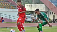 Catur Pamungkas (kiri) jadi andalan Persis saat menjamu Persik dalam uji coba, Sabtu (25/6/2016). (Bola.com/Romi Syahputra)