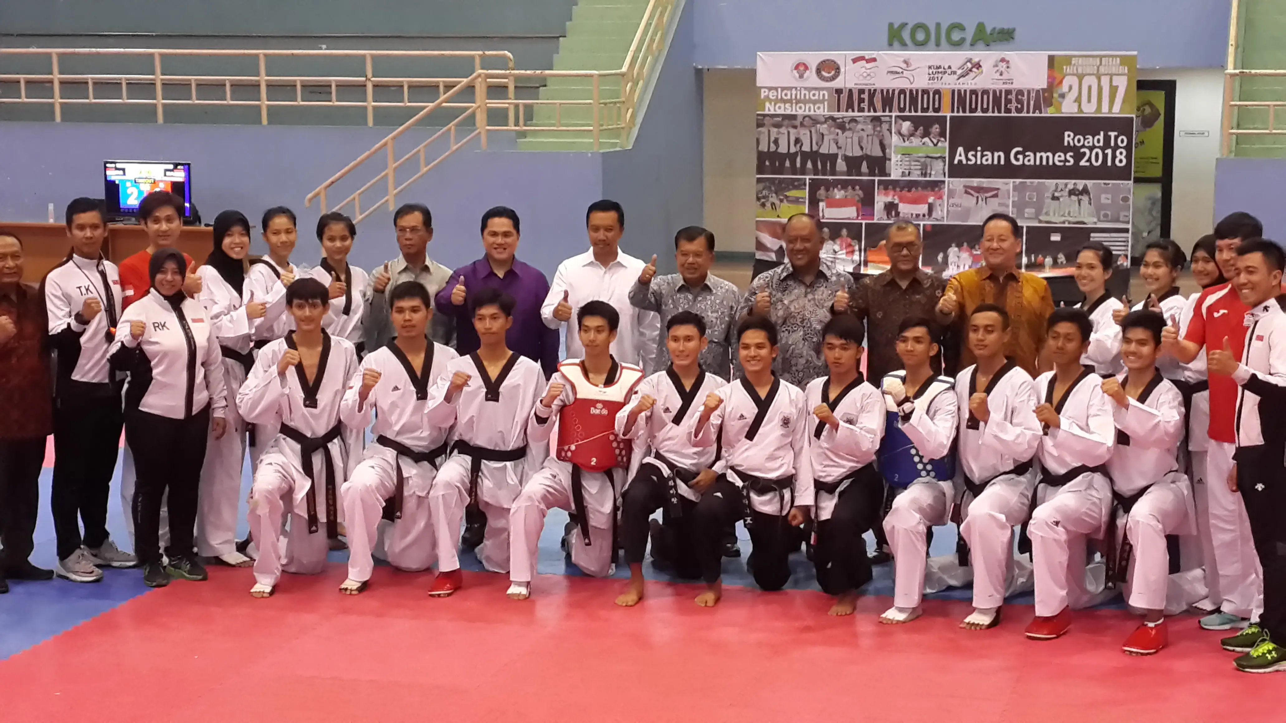 Wapres RI, Jusuf Kalla (tengah) dan Menpora Imam Nahrawi, serta Ketau KOI, Erick Thohir berfoto bersama atlet taekwondo di pemusatan latihan di Cibubur. (/Putu Merta Surya Putra)