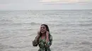 Kontestan sebuah ajang pencarian bakat di televisi, Marion Jola saat berada di sebuah pantai. Selain kerap tampil seksi, Marion Jola juga terkenal jago makeup. (Instagram/lalamarionmj)