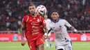 Gustavo Almeida (kiri) berebut bola dengan Iksan Lestaluhu (kanan) saat pertandingan Persija Jakarta vs Arema FC BRI Super League pekan ke-20 yang berlangsung di Stadion Utama Gelora Bung Karno, Minggu (8/2/2026) malam WIB. (Bola.com/Abdul Aziz)