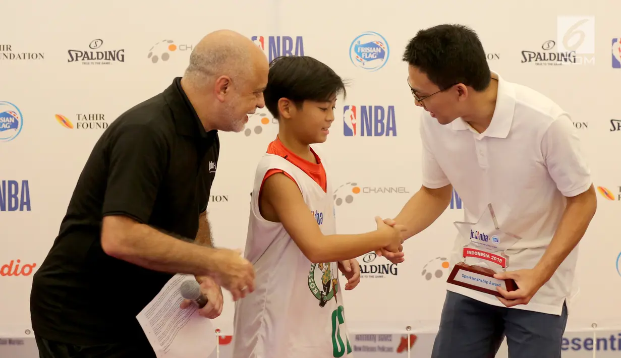Presiden Direktur Emtek sekaligus Member of Counsel NBA Asia Alvin Sariaatmadja (kanan) memberikan penghargaan kepada pemain Jr NBA Indonesia pada acara National Training Camp di Pluit Village Mall, Jakarta, Minggu (29/7). (Liputan6.com/Fery Pradolo)