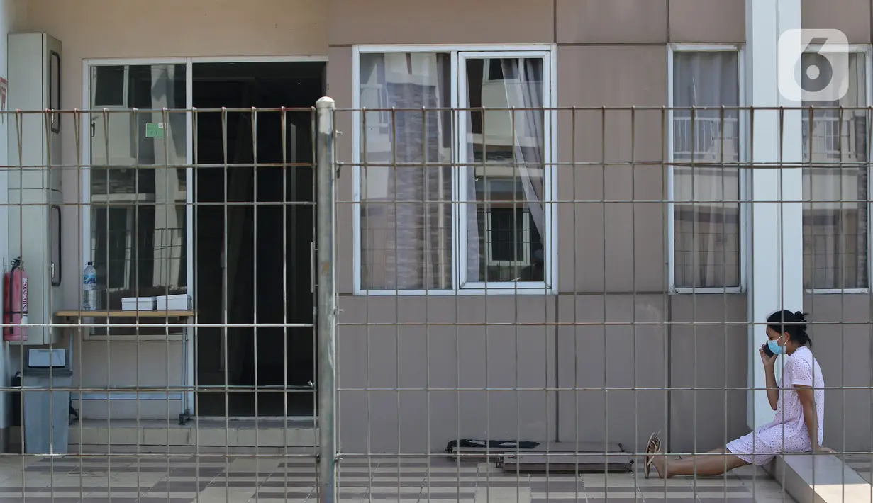 Aktivitas pasien COVID-19 di rumah isolasi terpusat Bekasi Berantas  Pendemi (Berani) di Jababeka, Cikarang, Kabupaten Bekasi, Jawa Barat, Rabu (28/7/2021). Rumah isolasi tersebut disediakan untuk buruh pabrik di kawasan kabupaten Bekasi. (Liputan6.com/Herman Zakharia)