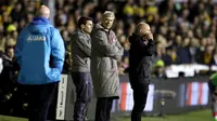 Pelatih Arsenal, Arsene Wenger menyaksikan anak asuhnya berlaga melawan Sutton United pada putaran kelima Piala FA di Gander Green Lane stadium, London; (20/2/2017). Arsenal menang 2-0. (AP/Matt Dunham)