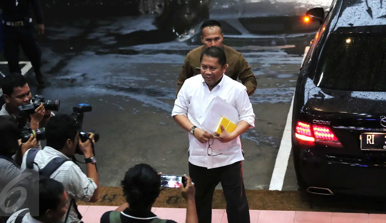 Menteri Komunikasi dan Informasi (Menkominfo) Rudiantara usai menjelaskan perihal polemik Uber dan Grab Car kepada wartawan di Kemenkominfo, Jakarta, Selasa (15/3/2016). (Liputan6.com/Angga Yuniar)