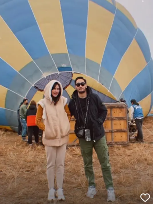 Tanpa anak kembar, momen kerja sambari liburan Syahnaz dan Jeje ini tak luput dari sorotan. Bahkan, keduanya justu terlihat bak kembali melakukan honeymoon. (Liputan6.com/IG/@syahnazs)