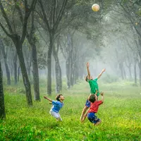 Tanda anak sehat secara fisik dan mental sebagai panduan orang tua mendukung tumbuh kembang optimal. (Foto: Robert Collins/Unsplash)