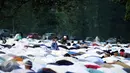 Ribuan umat muslim bersujud saat melaksanakan Salat Idul Fitri 1437 H di Kebun Raya Bogor, Rabu (6/7). Tahun ini merupakan yang kedua kali Pemkot Bogor menyelenggarakan Salat Id yang dipusatkan di Kebun Raya. (Liputan6.com/Helmi Fithriansyah)