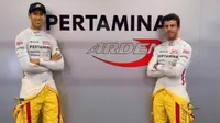 Pebalap Indonesia, Sean Gelael (kiri), berduet dengan pebalap Prancis, Norman Nato, di tim Pertamina Arden pada F2 2017. (Bola.com/Instagram/gelaelized)
