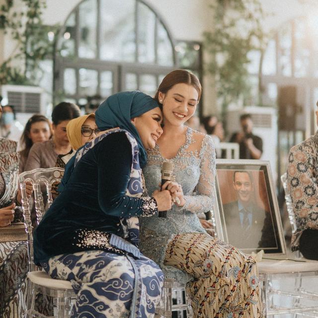 6 Potret Aaliyah Massaid 'Ditemani' Adjie Massaid di Momen Lamaran, Penuh Haru