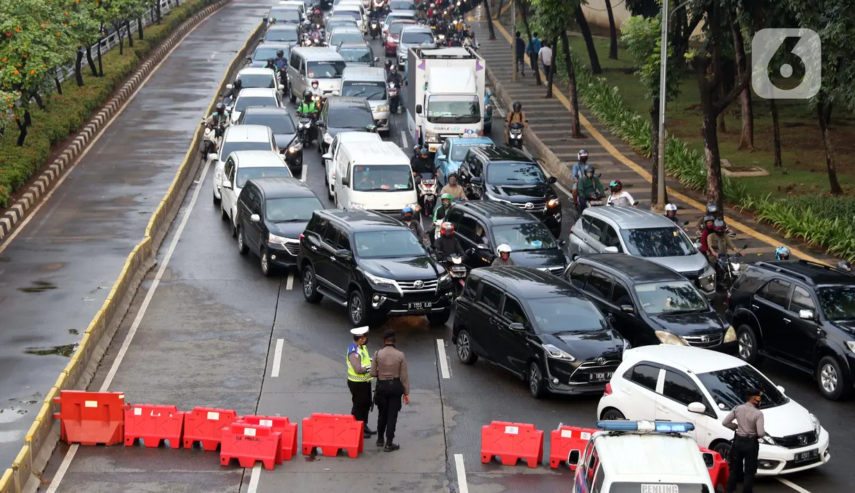 Sejumlah pengendara terjebak kemacetan pengalihan arus lalu lintas di sekitar Jalan Gatot Subroto dekat Gedung MPR/DPR/DPD RI, Rabu (24/6/2020). Sebagian arus lalu lintas yang mengarah Gedung MPR/DPR/DPD RI dialihkan akibat adanya aksi unjuk rasa menentang RUU HIP. (Liputan6.com/Helmi Fithriansyah)
