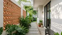 Inspirasi Koridor Samping Rumah dengan Dinding Roster yang Bikin Rumah Lebih Sejuk dan Estetik