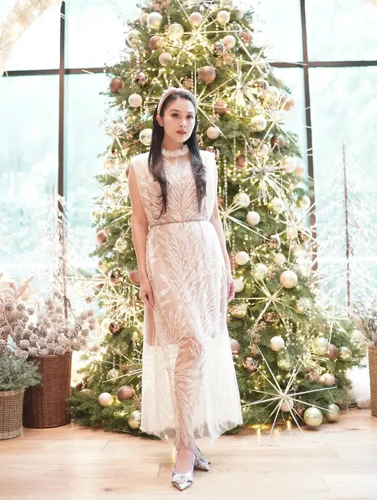 Pesona dreamy bak princess dari Sandra Dewi yang mengenakan lace dress warna ivory. [@sandradewi88]