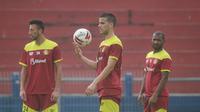 Jefferson Alvez Formigao dan Ante Bakmaz akan jadi andalan pertahanan Persik saat Andri Ibo absen melawan Persiraja di Stadion Brawijaya Kota Kediri, Sabtu (14/3/2020). (Bola.com/Gatot Susetyo)