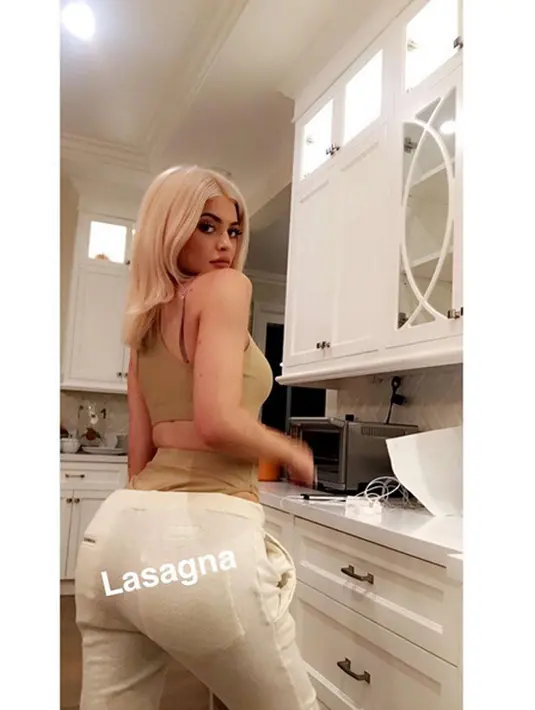 Mendapat tuduhan tersebut, Kylie pun membantahnya dan mengatakan ia tidakmungkin mendapat izin sang ibu, Kris Jenner, untuk melakukan operasi pada wajah dan  tubuhnya. Terlebih saat usianya masih 16 tahun. (Instagram/kylizzlesnapchats)