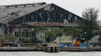 Beberapa bangunan yang lokasi nya dekat dengan gudang amunisi mengalami rusak parah akibat ledakan gudang amunisi milik TNI AL