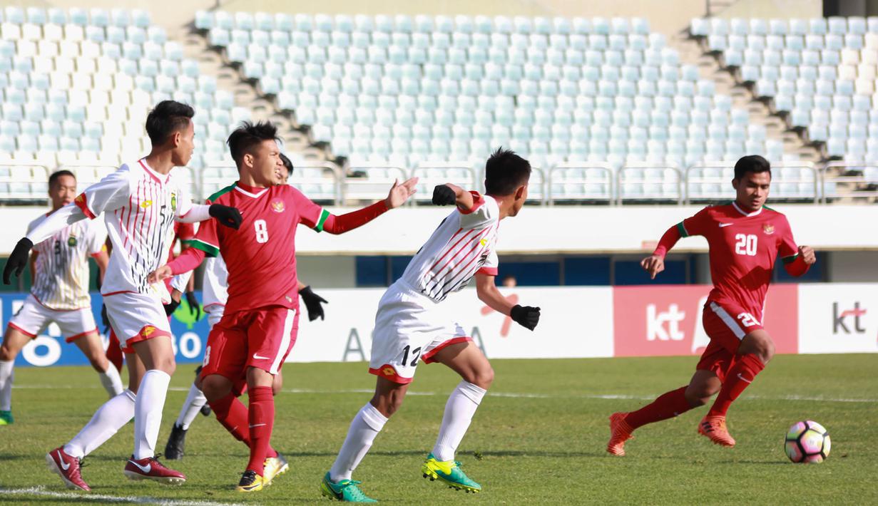 Gelandang Timnas Indonesia U-19, Asnawi Mangkualam, mengejar bola saat melawan Brunei U-19 pada laga kualifikasi Piala Asia U-19 di Stadion Puju Public, Gyeonggi, Selasa (31/10/2017). Timnas U-19 menang 5-0 atas Brunei. (Bola.com/Media PSSI)