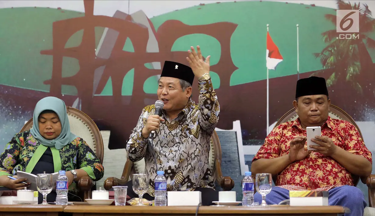 Anggota Komisi XI F-PDIP Hendrawan Supratikno (tengah) bersama Waketum Partai Gerindra Arief Poyuono dan Pengamat Ekonomi INDEF Enny Sri Hartati saat diskusi Dialektika Demokrasi di Jakarta, Kamis (11/10). (Liputan6.com/JohanTallo)