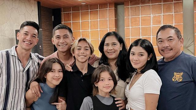 Keluarga Mirdad berkumpul di awal tahun baru 2022 (Foto: Instagram/@andrew.wihte._)