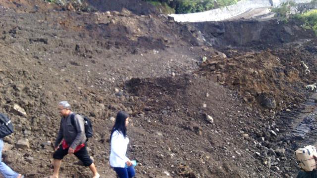 Pelintas harus melalui jalan yang ambles sepanjang 50 meter dan kedalaman enam meter. (Foto: Liputan6.com/RAPI Banjarnegara/Muhamad Ridlo)