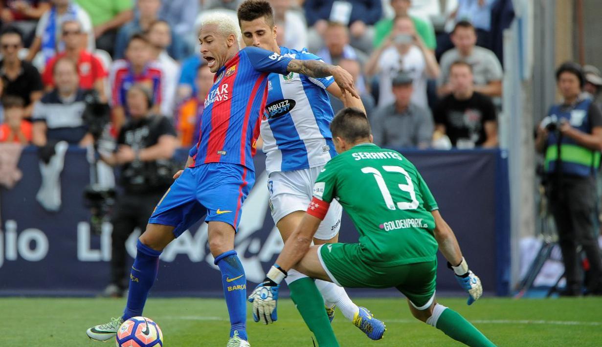 Pemain Barcelona, Neymar, berusaha mencetak gol ke gawang Leganes pada laga lanjutan La Liga 2016-2017, di Estadio Municipal de Butarque, Sabtu (17/9/2016). (AFP/Pedro Armestre)