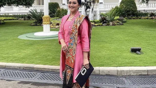 Bella Saphira Dibalut Kebaya Pink bak Barbie