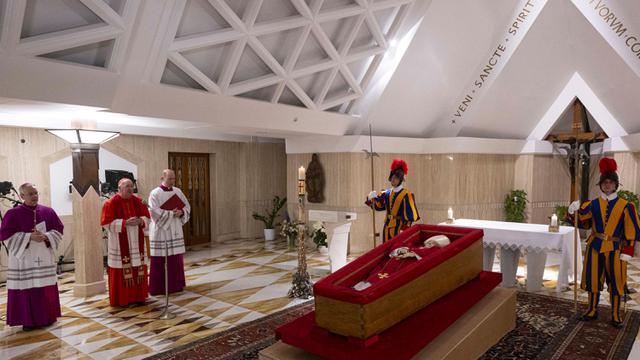 Jenazah Paus Fransiskus Disemayamkan di Kapel Casa Santa Marta