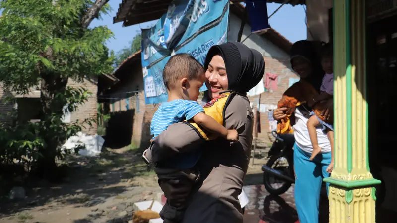 Briptu Retno, polisi RW jemput ibu dan balita ke Posyandu demi cegah stunting. (Foto: Liputan6.com/Polres Pemalang)