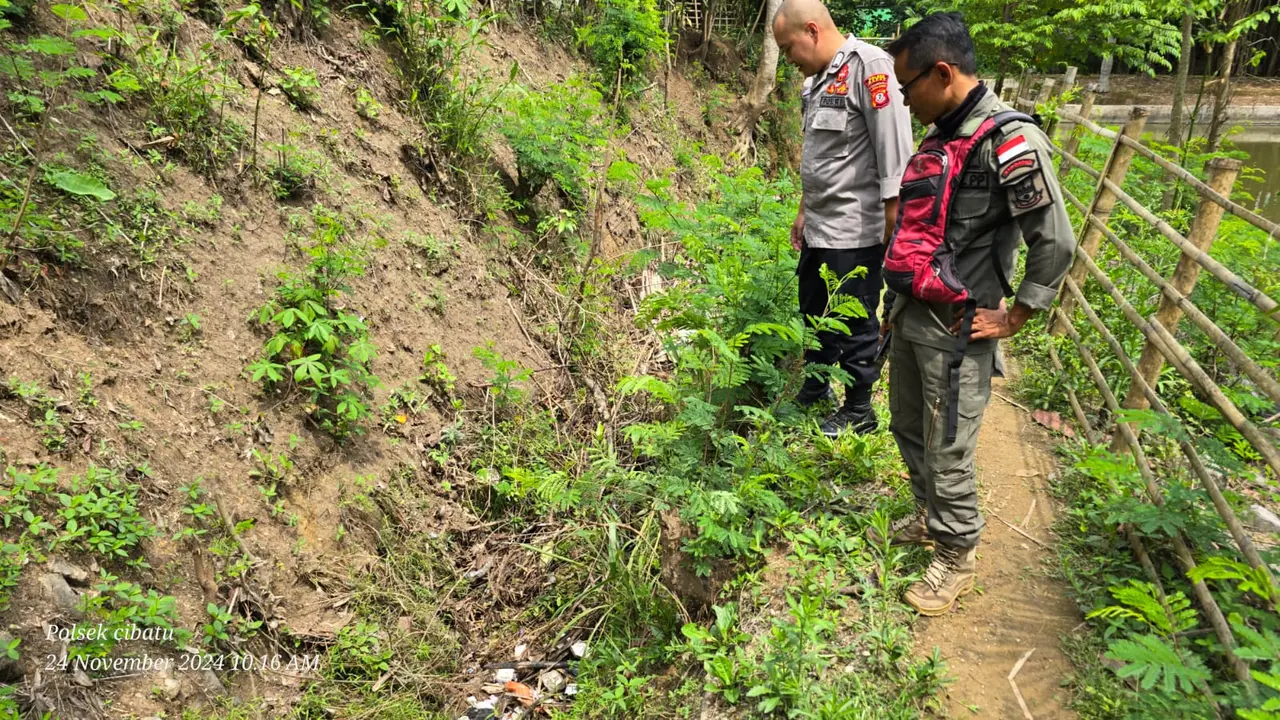 Petugas Polsek Cibatu tengah melakukan olah TKP penemuan bayi laki-laki di jalan Kampung Sasak Beusi Desa Sindangsuka Kecamatan Cibatu Kabupaten Garut, Jawa Barat, Ahad (24/11/2024). (Liputan6.com/Jayadi Supriadin)