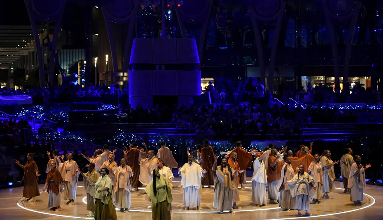 Para penari tampil dalam upacara Hari Perempuan Internasional di Dubai Expo, Dubai, Uni Emirat Arab, 8 Maret 2022. (AP Photo/Ebrahim Noroozi)