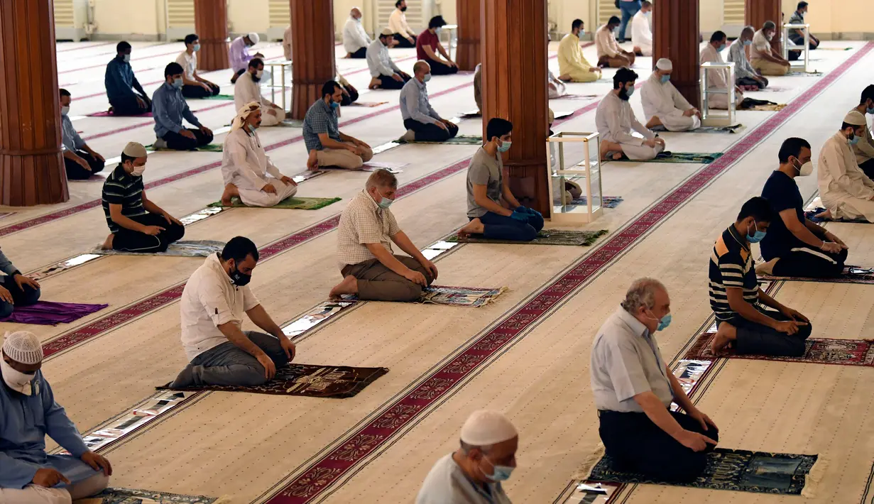 Jemaah menjaga jarak ketika salat di sebuah masjid di Sharjah setelah Uni Emirat Arab membuka kembali tempat-tempat ibadah pada Rabu (1/7/2020). Sebelumnya UEA menghentikan sementara salat berjemaah di masjid-masjid dan tempat ibadah lainnya untuk menghentikan penyebaran Covid-19. (KARIM SAHIB/AFP)