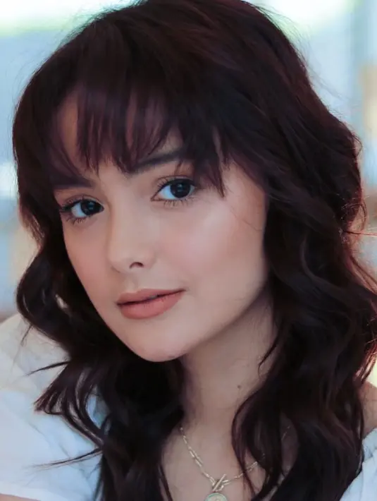 "Yaa berat sih, cuman kembali ke diri masing-masing karena sama-sama punya kesibukkan ya. Dari pada ketemu terus nanti ada aja yang diberantemin, jadi lebih baik kayak kepisah dulu untuk sementara ini," paparnya. (Instagram/amandarawles)