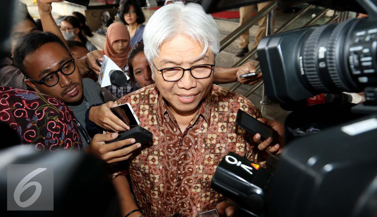 Dirjen Minerba Kementerian ESDM Bambang Gatot Ariyono saat ditanya wartawan usai diperiksa di Gedung KPK, Jakarta, Jumat (16/9). Bambang diperiksa sebagai saksi untuk tersangka Gubernur Sultra Nur Alam. (Liputan6.com/Helmi Afandi)