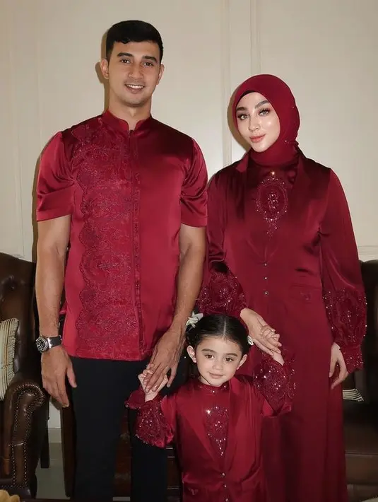 Margin dan Ali Syakieb tampil kompak dengan putrinya mengenakan baju warna merah menyala. Margin tampil dengan gamis dan kerudung merah. [@marginw]