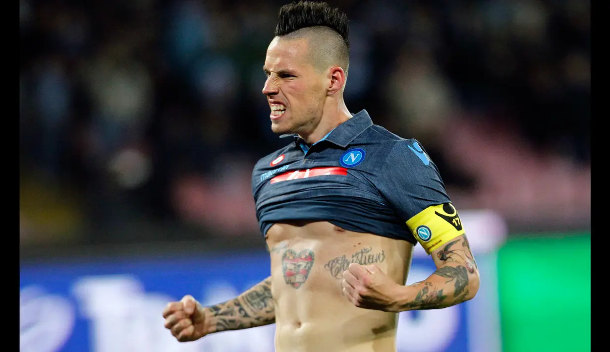 Gelandang Napoli, Marek Hamsik merayakan selebrasi usai mencetak gol kegawang Inter Milan pada laga serie A di stadion San Paolo, Italy (8/3/2015).  Napoli bermain imbang 2-2 dengan Inter Milan. (Reuters/Ciro De Luca)